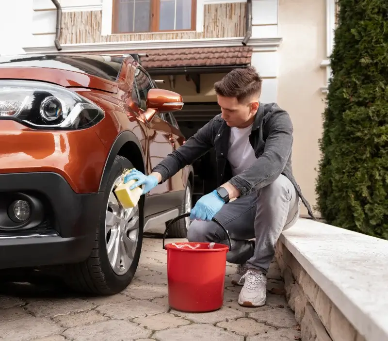 Lavage auto à domicile Arbin : professionnel intervenant sur un véhicule